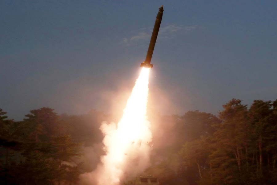  মঙ্গলবার উত্তর কোরিয়ার ক্ষেপণাস্ত্র নিক্ষেপের পরই বাসিন্দাদের সতর্ক করে দেয় জাপান। ট্রেন পরিষেবা সাময়িক ভাবে বন্ধ রাখা হয়েছিল। এ ধরনের পদক্ষেপে একযোগে নিন্দায় সরব হয়েছে জাপান, দক্ষিণ কোরিয়া ও আমেরিকা। 