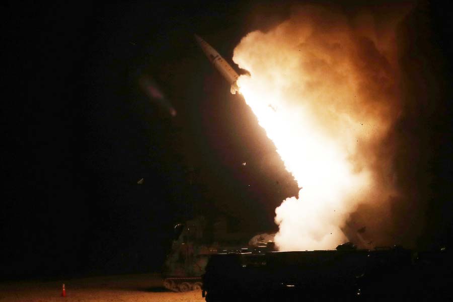 ওই বায়ুসেনা ঘাঁটিটির কাছেই রয়েছে গ্যাংনিউং শহর। ক্ষেপণাস্ত্রটি সেখানে পড়তেই বিকট আওয়াজ হয়। আগুনের ঝলকানিও দেখা যায়। কিন্তু বিস্ফোরণ ঘটেনি। এই ঘটনায় কেউ হতাহত হননি। তবে আতঙ্কিত হয়ে পড়েন শহরের বাসিন্দারা। এ জন্য পরে ক্ষমা চায় দক্ষিণ কোরিয়ার সেনাবাহিনী।