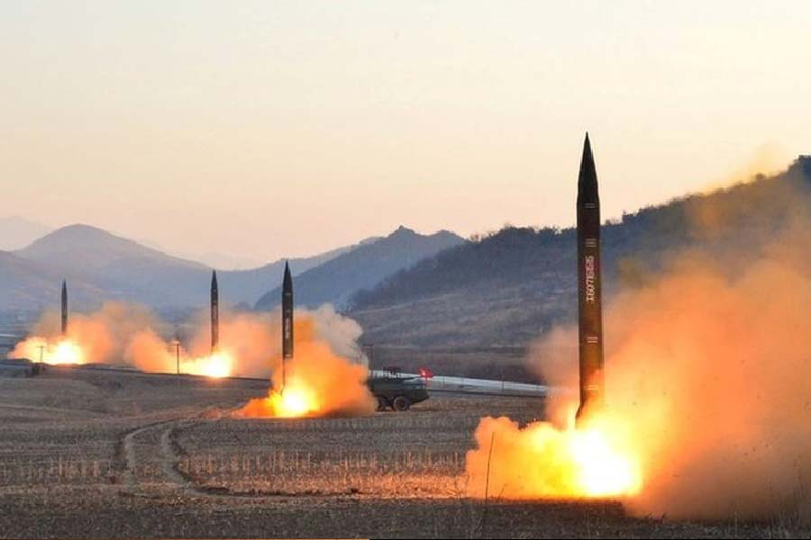  সংবাদ সংস্থা সূত্রে খবর, স্বল্প পাল্লার ‘হিউমু-২ ব্যালিস্টিক’ ক্ষেপণাস্ত্রটি নিক্ষেপ করতে গিয়ে তা দক্ষিণ কোরিয়ার বায়ুসেনার ঘাঁটির মধ্যেই পড়ে। এই ঘটনার ভিডিয়ো সমাজমাধ্যমে ছড়িয়ে পড়তে দুর্ঘটনার বিষয়টি নজরে আসে সে দেশের সেনার।