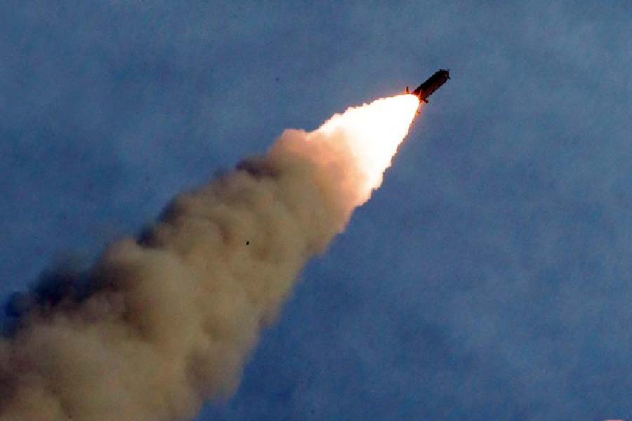  ক্ষেপণাস্ত্র নিক্ষেপ ঘিরে তিন দেশের মধ্যে পরিস্থিতি বেশ উত্তেজনাপূর্ণ। দক্ষিণ কোরিয়া ও আমেরিকা যৌথ ভাবে যে ভাবে পাল্টা ক্ষেপণাস্ত্র ছুড়েছে, তার জবাবে নতুন করে কোনও পদক্ষেপ করে কি না উত্তর কোরিয়া, এ নিয়ে আশঙ্কা তৈরি হয়েছে। 