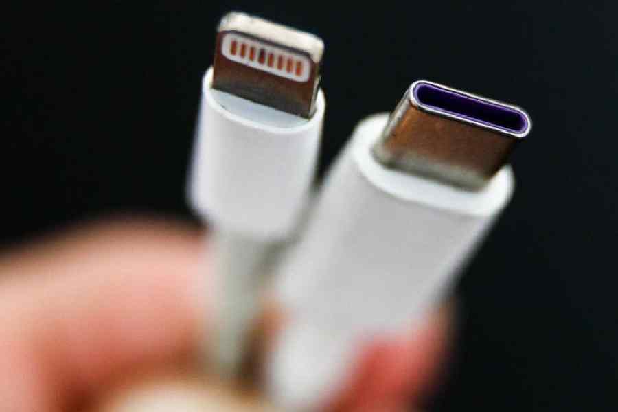 অ্যাপল-সহ একাধিক সংস্থাকে বদল আনতে হবে তাঁদের ফোন ও চার্জারে।