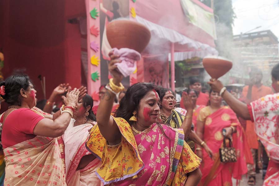 গন্ধে ছন্দে। ধূপ ধুনোয় উমা বিদায়। সোনাগাছির দুর্গাপুজোয়। 