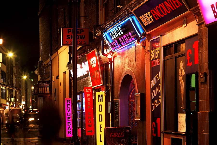 দিনের আলোয় নাকি চলতে থাকে মাদক কেনাবেচা। প্রকাশ্যেই নাকি চলে মাদক সেবন। এ সবের জেরে স্থানীয় দোকানিদের বিক্রিবাটায় অসুবিধা হয় বলে দাবি।