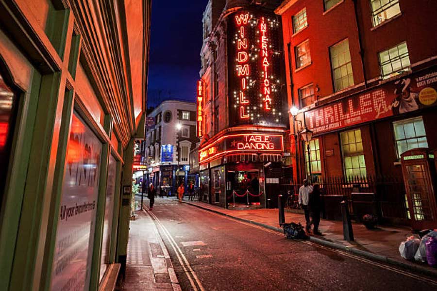 দীপক পটেল নামে সোহো স্ট্রিটের এক দোকানি সংবাদমাধ্যমে জানিয়েছেন, গত কয়েক বছরে এ রাস্তায় ব্যবসা করাই দায় হয়ে গিয়েছে। তাঁর কথায়, ‘‘গত পাঁচ-ছ’বছরের বেশি সময় ধরে সোহো স্ট্রিটে গজিয়ে ওঠা যৌনপল্লির জেরে এখানকার পরিস্থিতি খারাপ হয়েছে।’’