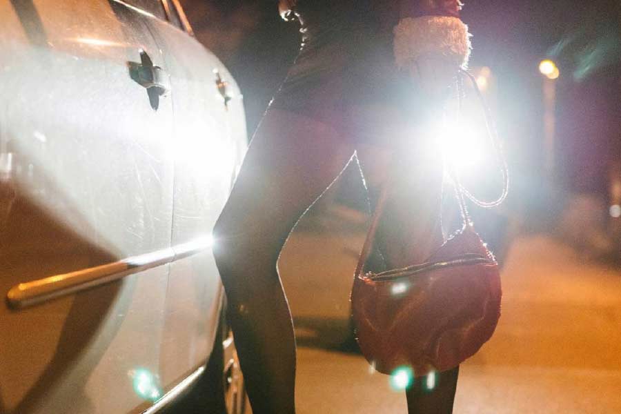 সাতসকালেই যৌনকর্মীদের জ্বালায় তাঁদের ব্যবসায় প্রভাব পড়ছে বলে দাবি দীপকের। তিনি বলেন, ‘‘প্রতি দিন সকাল সাড়ে ৮টা থেকে যৌনকর্মীদের দাপটে আমাদের সমস্যায় পড়তে হয়। এমন আগেও ছিল। রাস্তায় কন্ডোম পড়ে থাকে। সকালবেলায় এক বার এই রাস্তায় হেঁটেই দেখুন না!’’