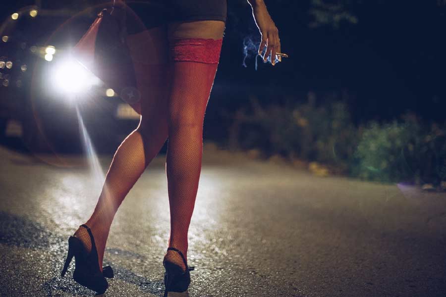 সোহো স্ট্রিটের এ হেন অবনতি দেখে ব্যথিত স্থানীয় বাসিন্দা ড্যানিয়েল চাঁদ। পরিবার নিয়ে এখানে বসবাস তাঁর। তিনি বলেন, ‘‘এই এলাকার পরিস্থিতি ক্রমশই বিগড়ে যাচ্ছে। যৌনপেশার সঙ্গে সঙ্গে ভিক্ষাবৃত্তি আর মাদকের রমরমা রয়েছে।’’ 