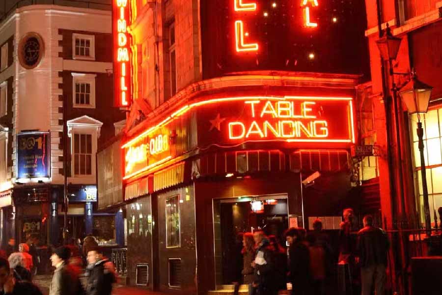 ড্যানিয়েলের কথায়, ‘‘দিনের বেলাতেও এলাকায় যৌনবৃত্তি চলে। ওঁরা (যৌনকর্মীরা) এখানে দাঁড়িয়ে থাকেন। মাঝেমধ্যে ফোনবুথেও ঢুকে পড়েন। খদ্দেরদের যাতায়াত লেগেই থাকে। এমনকি হ্যান্ডসওয়র্থ লাইব্রেরির পাশে একটি ছোট ঘুপচি জায়গাতেও যৌনবৃত্তি চলে।’’