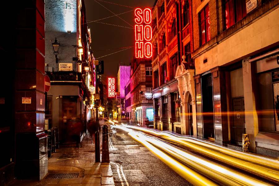 সোহো স্ট্রিটের এই সমস্যাগুলি নিয়ে প্রশাসন উদাসীন বলে দাবি ড্যানিয়েলের। তাঁর মন্তব্য, ‘‘প্রশাসন শুধু বড় বড় কথাই বলে। কাজের কাজ কিছু হয় না।’’