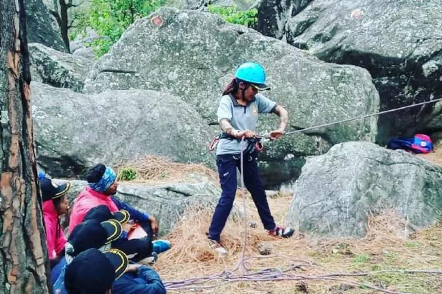 গঢ়ওয়াল হিমালয়ের ‘দ্রৌপদী কা ডান্ডা-২’ শৃঙ্গের উচ্চতা ৫,৬৭০ মিটার। ওই অঞ্চল দুর্ঘটনাপ্রবণ হিসাবেও পরিচিত হয়। পর্বতারোহণ বিশেষজ্ঞদের ধারণা, পাহাড়ের ঢালে জমা তুষারে স্তূপ হঠাৎ ধসে গিয়েই প্রাণ কেড়েছে সবিতাদের।