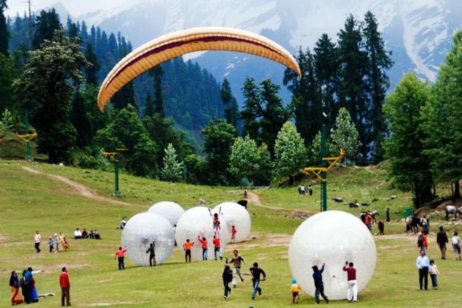 বেড়াতে যেতে কার না ভাল লাগে! আর তা যদি হয় দেশের বাইরে, তবে তো কথাই নেই! তবে, সর্বপ্রথম জরুরি আর্থিক বিষয়টির দিকে নজর দেওয়া। 