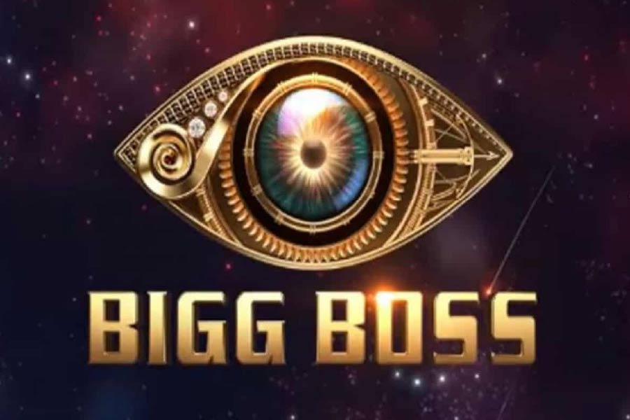 অনুষ্ঠান চলাকালীন তাঁদের এই মাখোমাখো সম্পর্ক পর্দার সামনে অন্য ভাবেও তুলে ধরেন। কখনও তাঁরা শারীরিক ভাবে এমন ঘনিষ্ঠ হয়ে পড়েন যে, তা নিয়ে বিগ বসের ঘরে নানা জল্পনার সৃষ্টি হয়।