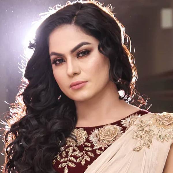 ক্যামেরার লেন্সে প্রায়ই তাঁদের ঘনিষ্ঠ মুহূর্ত ধরা পড়ত। বেশির ভাগ সময় একে অপরকে জড়িয়ে ধরে থাকতেন বীণা এবং  অস্মিত। কানাঘুষো শোনা যায়, শো চলাকালীন তাঁদের মধ্যে শারীরিক সম্পর্কও গড়ে উঠেছিল।