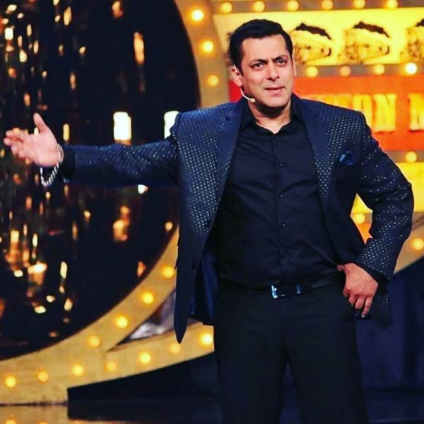 বিগ বসের দ্বিতীয় সিজ়ন দেখেছেন? এই সিজ়নে বিতর্কের পাশাপাশি একটি দৃশ্য সমাজমাধ্যমে ঝড় তুলেছিল। বিগ বসের ঘরের সঙ্গে লাগোয়া সুইমিং পুলে প্রেমে মাতোয়ারা হয়ে রয়েছেন এক জুটি। 