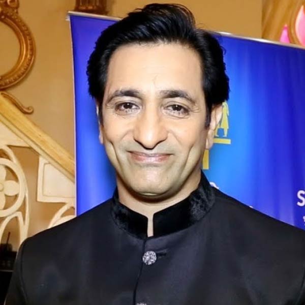 কিন্তু অনুষ্ঠানটি অন্য দিকে মোড় নেয় যখন রাজীবের সঙ্গে বিগ বসের ঘরেই অন্য এক প্রতিযোগীর সঙ্গে সম্পর্ক গড়ে ওঠে। অভিনেত্রী সানা খানের সঙ্গে তাঁর ঘনিষ্ঠ মুহূর্ত বহু বার ক্যামেরায় ধরা পড়েছে। এমনকি, প্রাক্তন স্ত্রী যেখানে একই শোয়ের প্রতিযোগী, সেখানে অন্য একজনের সঙ্গে রাজীবের ঘনিষ্ঠ হওয়া নিয়ে তৈরি হয়েছে বহু বিতর্কও।