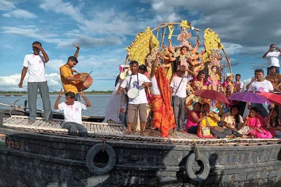 আবার প্রতীক্ষা শুরু দিন গোনার, দশমীর মন খারাপ জানান দেয় মায়ের বিদায়বেলার।