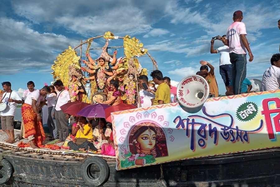 ইচ্ছামতীতে প্রতিমা নিরঞ্জন শুরু হয়ে গিয়েছে। 