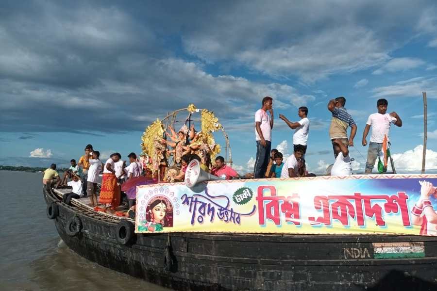 বিজয়া দশমী মানেই বাড়িতে মিস্টি, নিমকি-সহ রকমারি খাবার। সঙ্গে লক্ষ্মী পুজো শুরুর আভাস।    