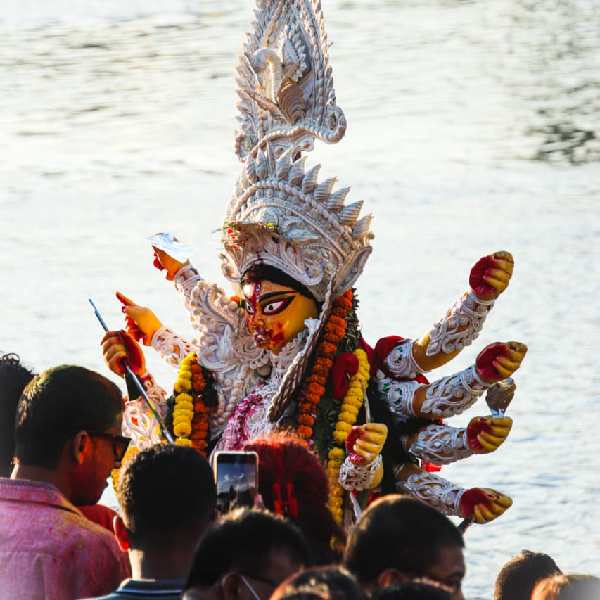 উৎসব শেষ। বুধবার দুপুর থেকে কড়া নিরাপত্তায় শুরু হল প্রতিমা বিসর্জন।