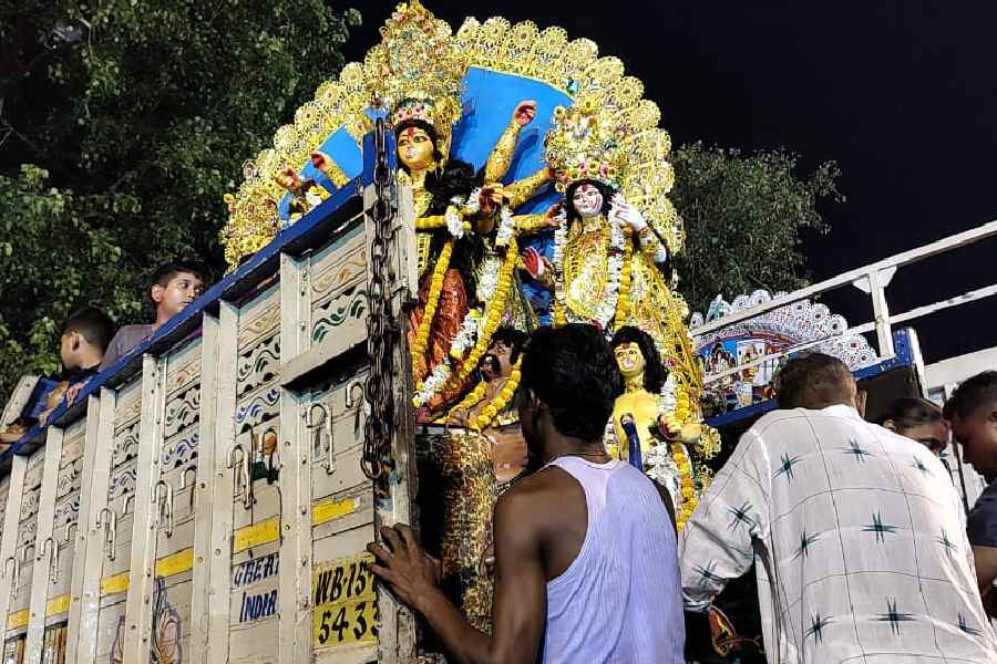 বিকেল থেকে ঘাটগুলি ঢাকের আওয়াজে মুখর হয়ে ওঠে। বিষাদের মধ্যেই প্রায় সকলের মুখে একই কথা, ‘‘আসছে বছর আবার হবে।’’