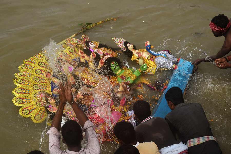 বুধে কিছু বারোয়ারি পুজো এবং মূলত বাড়ির পুজো বা আবাসনের পুজোরই বিসর্জন হওয়ার কথা। 