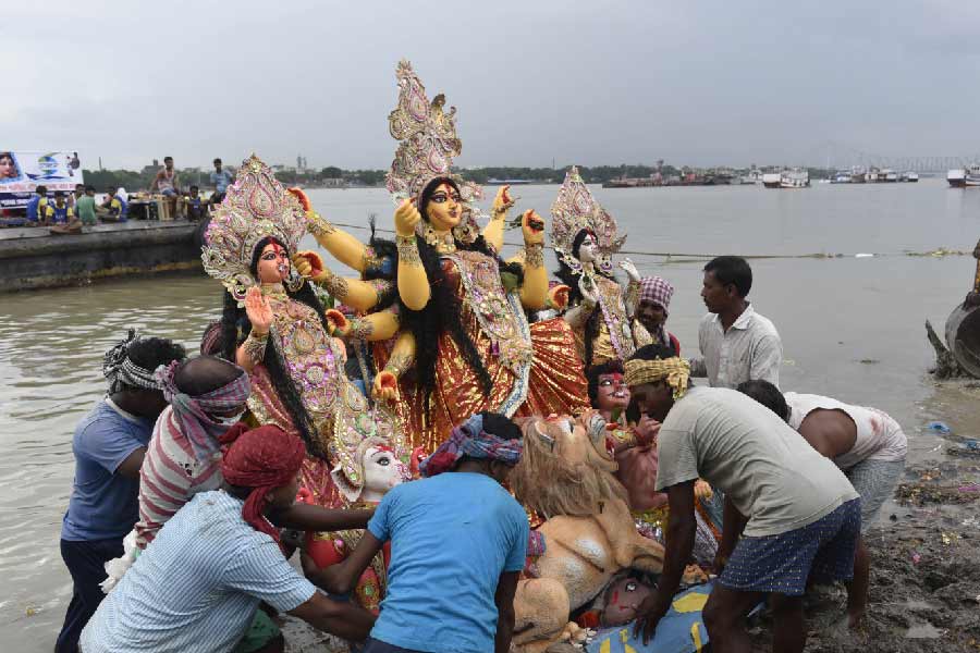 কলকাতার বাবুঘাট, নিমতলা ঘাট, বাগবাজার ঘাট, বাজে কদমতলা ঘাট, রানি রাসমণি ঘাট-সহ সমস্ত ঘাটেই বিসর্জনের জন্য আগে থেকেই যাবতীয় নিরাপত্তা ব্যবস্থা ছিল।