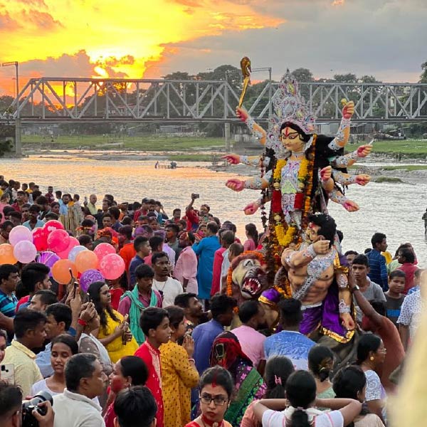 বিভিন্ন জেলাতেও বিকেল থেকেই শুরু হয়ে গিয়েছে প্রতিমা নিরঞ্জন।