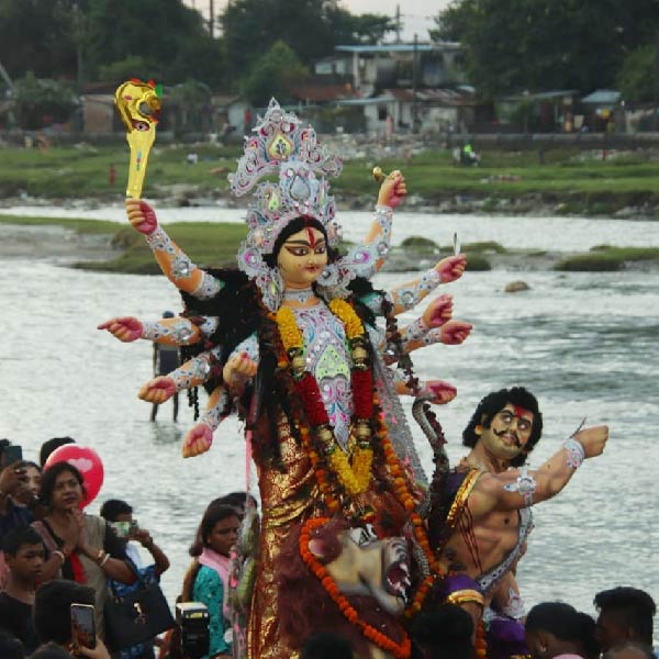 শিলিগুড়ির মহানন্দা নদীর লালমোহন ঘাটে প্রতিমা বিসর্জন।