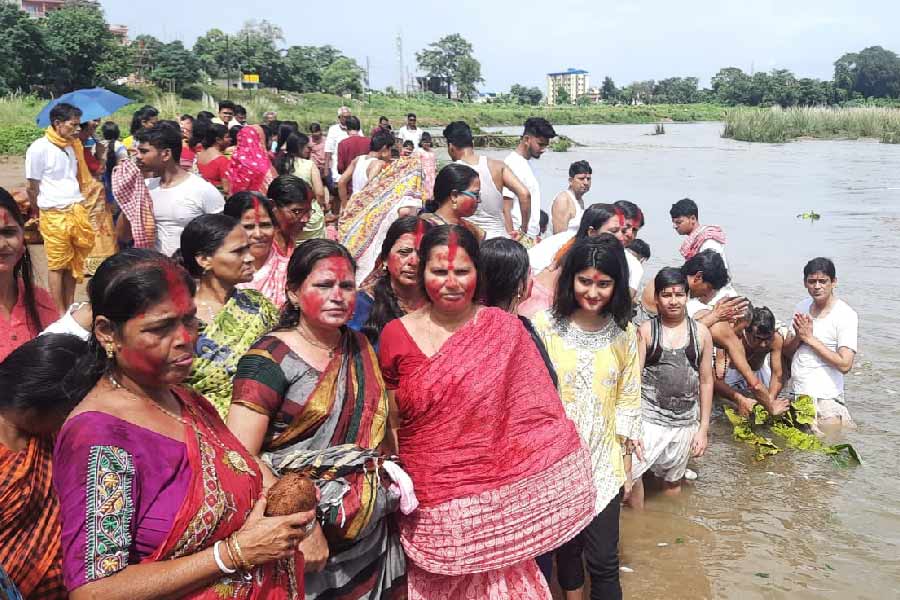দুপুরে বাঁকুড়ার গন্ধেশ্বরী নদীর সতীঘাটে প্রতিমা বিসর্জন।