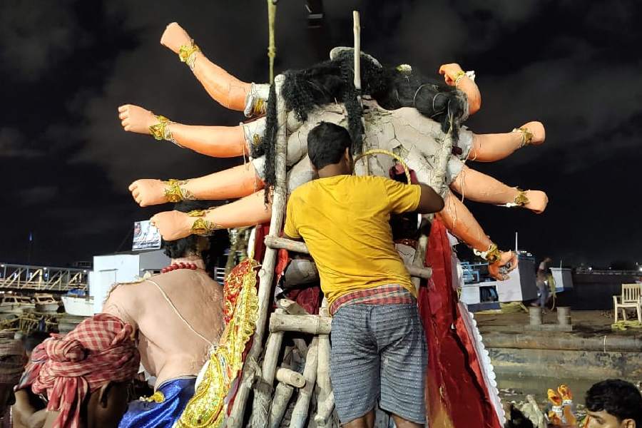 বাজে কদমতলা ঘাটে লেক টেরেস ফ্রেন্ডস ক্লাবের প্রতিমা বিসর্জন।