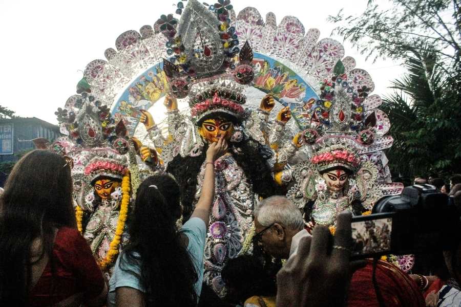 প্রতিবারের মতো এবারও পারিবারিক রীতি - নীতি মেনেই দেবী দুর্গাকে বিদায় জানালেন মল্লিক পরিবার। 
