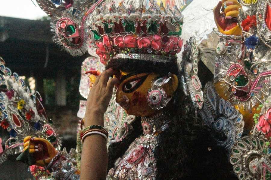 সকলের সঙ্গে সিঁদুর খেলায় মাতলেন অভিনেত্রী কোয়েল।