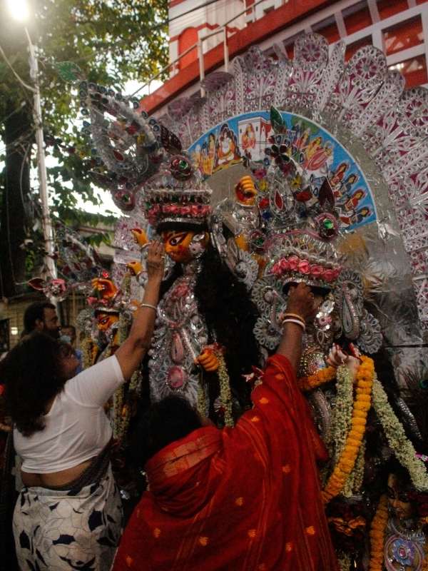 রীতি মেনেই পরিবারের সকলে মিলে মা-কে বিদায় জানালেন।  