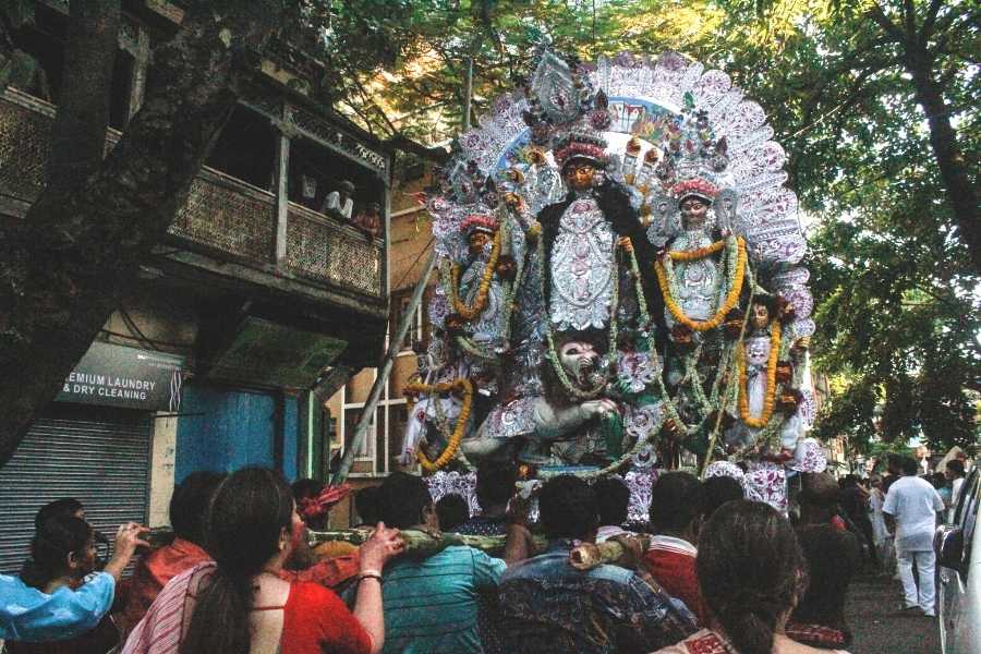 পরিবারের অন্য সদস্যদের সঙ্গে তাল মিলিয়ে পা মেলালেন  রঞ্জিত মল্লিকও।