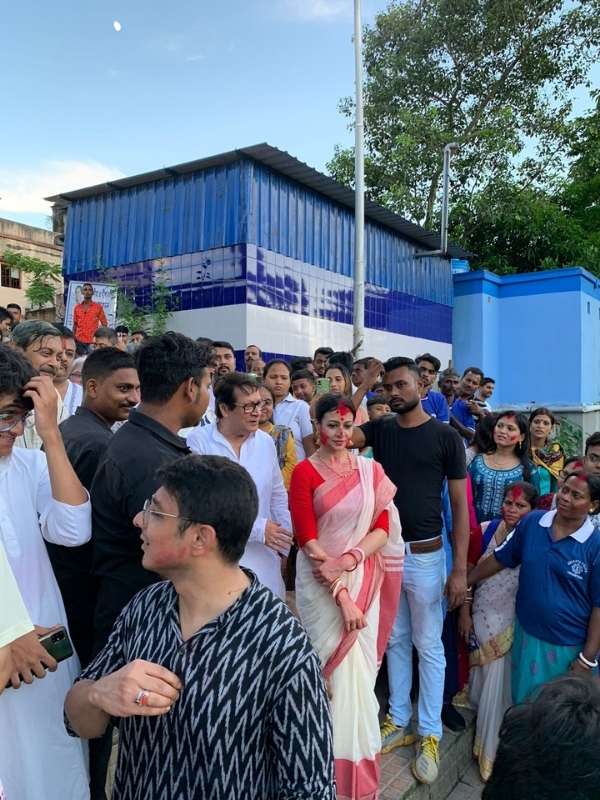 প্রতিমা নিরঞ্জনের সময় বাবা রঞ্জিত মল্লিকের পাশে মেয়ে কোয়েল মল্লিক। 