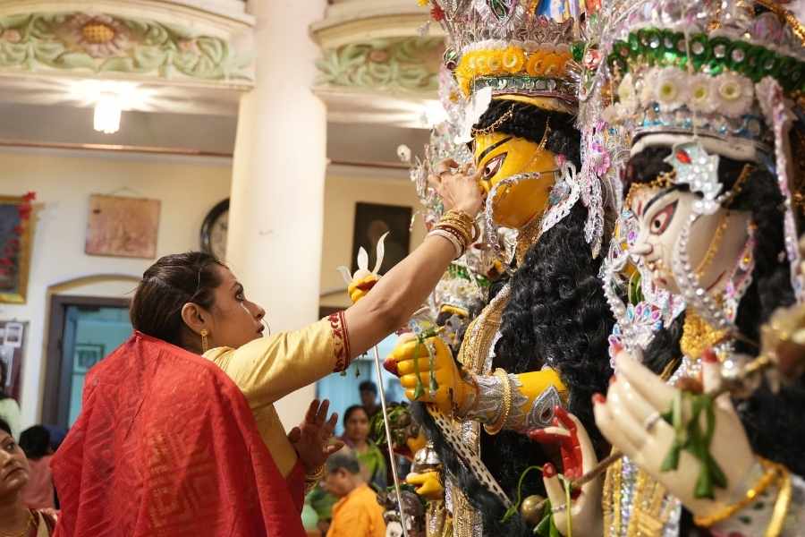 তাঁদের দেবী বরণেও থাকে নানা রীতি নিয়ম।