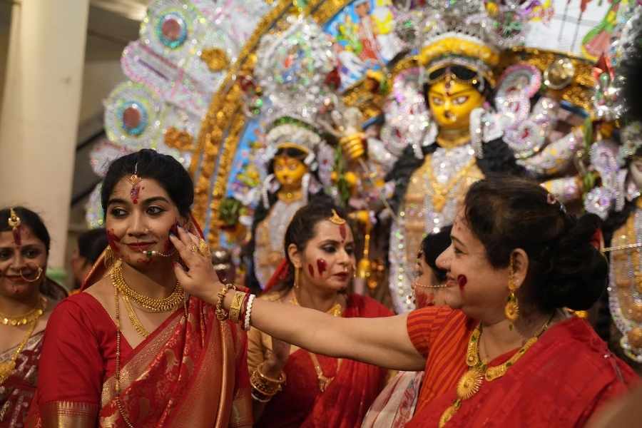 জোড়াসাঁকো শিবকৃষ্ণ দাঁ পরিবারের মহিলারা একসঙ্গে সিঁদুর খেলায় মেতে উঠেছেন।