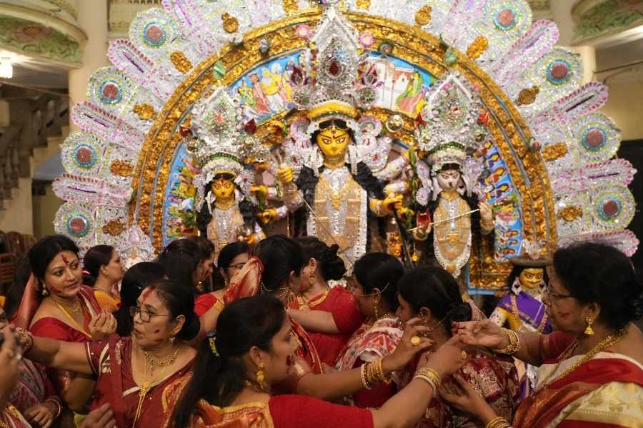 বছরের পর বছর রীতি নিয়ম মেনে হয়ে আসছে এই বনেদি বাড়ির বিসর্জন প্রক্রিয়া।