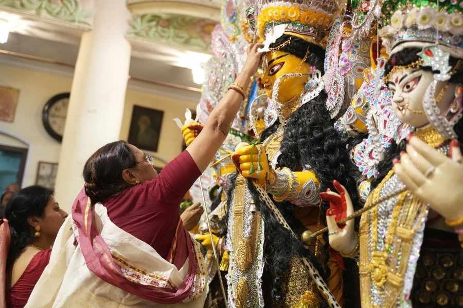 দশমীর বিদায়বেলায় বাড়ির ছেলেরা পাঞ্জাবী পরেন এবং মহিলারা শাড়ি পরে একসঙ্গে প্রতিমা নিরঞ্জনের উদ্দেশ্যে রওনা হন। 