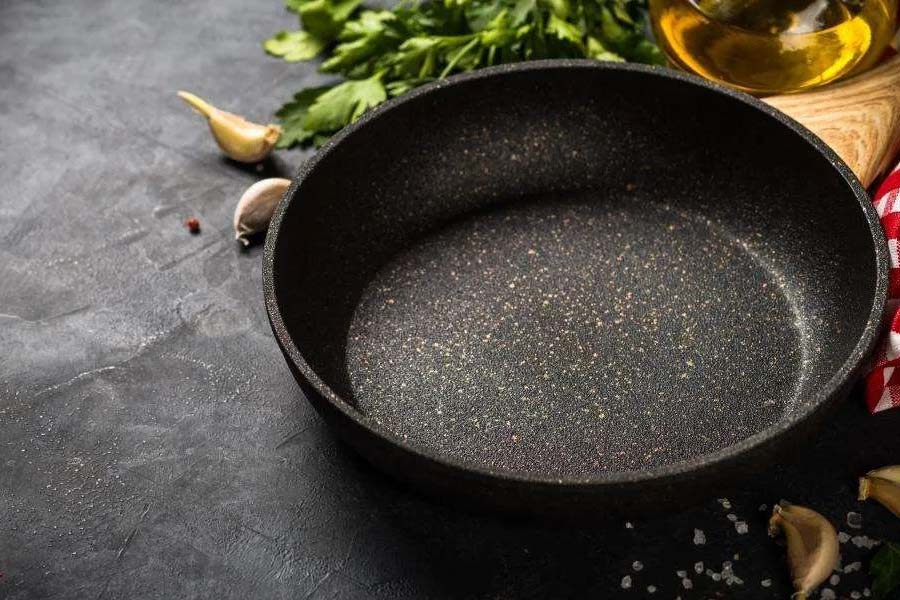 রান্নাঘরে নন-স্টিক প্যানের ব্যবহার আমাদের সকলেরই জানা। এই আবিষ্কারের পিছনে রয় প্লাঙ্কেটের হাত রয়েছে। কিন্তু তাঁর আসল উদ্দেশ্য রান্না করার পাত্র তৈরি ছিল না।