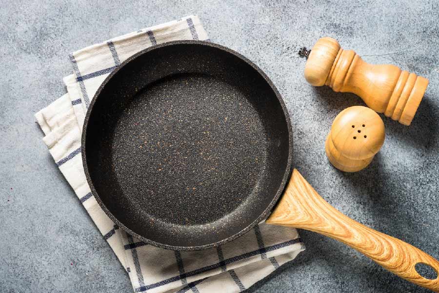 উন্নত মানের ক্লোরোফ্লুরো কার্বন বানাতে চেয়েছিলেন তিনি। তাঁর পরিবর্তে উচ্চ গলনাঙ্কবিশিষ্ট পদার্থ তৈরি করে ফেলেন। এই নতুন আবিষ্কার কী কাজে লাগতে পারে তা ভাবতে গিয়ে বানিয়ে ফেলেন নন-স্টিক প্যান।