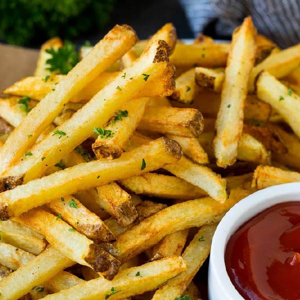 ১৮৫৩ সাল। নিউ ইয়র্কের এক রেস্তরাঁর রাঁধুনির সঙ্গে তুমুল বচসা বাধে এক খদ্দেরের। বার বার তিনি বলছিলেন, আলুভাজা খুব মোটা করে কাটা হচ্ছে।