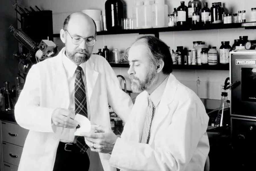 স্পেনসার সিলভার ভেবেছিলেন, তাঁর গবেষণাগারেই একটি আঠা জাতীয় পদার্থ তৈরি করবেন। কিন্তু তাঁর গবেষণা সফল হয়নি। তিনি এমন এক থকথকে পদার্থ তৈরি করলেন যা খুব আঠালো নয়। জিনিসের সঙ্গে আলগোছে লেগে থাকলেও সামান্য টান দিলেই তা খুলে বেরিয়ে আসে।