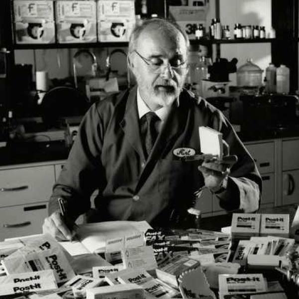 পরবর্তী কালে আর্ট ফ্রাই নামে আর এক বিজ্ঞানী তাঁর এই আবিষ্কারকে কাজে লাগিয়ে ছোট ছোট কাগজে লাগিয়ে রাখতেন। নিজের প্রয়োজনে ব্যবহারও করতেন তিনি। ব্যাস! নিজের অজান্তেই আর্ট ফ্রাই তৈরি করে ফেললেন ‘পোস্ট-ইট নোটস’।