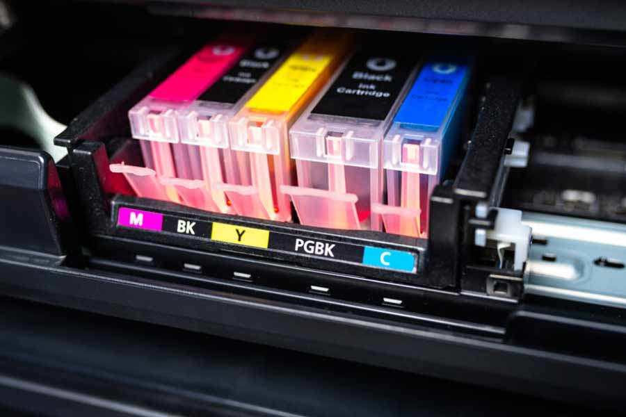 ইচিরো এন্ডো নামের এক ইঞ্জিনিয়ার ইঙ্ক পেনের উপর ভুল করে গরম লোহা চাপিয়ে দেন। কিছু ক্ষণ পর তিনি লক্ষ করেন, কলম থেকে উচ্চ তাপমাত্রা এবং চাপের ফলে কালি গড়িয়ে পড়ছে। এই ঘটনা থেকেই তাঁর মাথায় ‘ইঙ্ক জেট প্রিন্টার’ তৈরির পরিকল্পনা আসে।