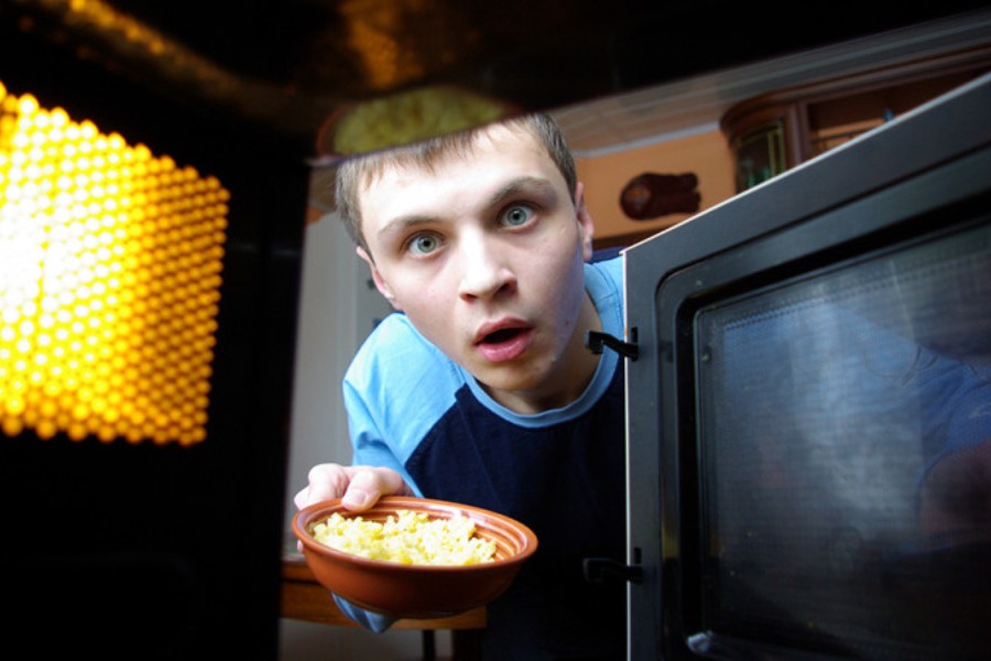 ১৯৪৫ সালে পার্সি স্পেনসার নামে এক বিজ্ঞানী ম্যাগনেট্রন (মাইক্রোওয়েভ তরঙ্গ নিঃসরণকারী টিউব) নিয়ে গবেষণা করছিলেন।