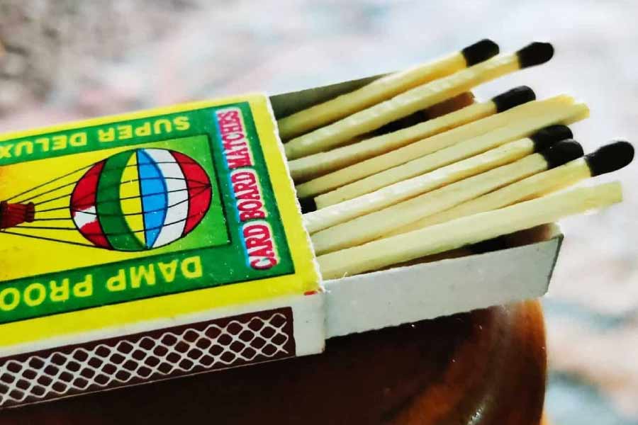 ১৮২৬ সালে জন ওয়াকার নামে এক ব্রিটিশ রসায়নবিদ ভুল করে দেশলাই আবিষ্কার করে ফেলেন। তাঁর গবেষণাগারে বিভিন্ন রাসায়নিক পদার্থের সঙ্গে একটি কাঠের টুকরো মিশে যায়। পরে তাতে ঘষা লাগায় হঠাৎ আগুন জ্বলে ওঠে। এই ঘটনা দেখেই তিনি দেশলাই আবিষ্কারের পরিকল্পনা করেন।