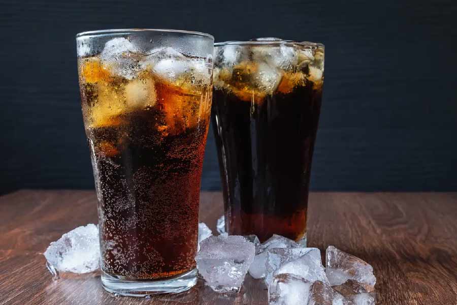 জন পেম্বারটন নামে এক ফার্মাসিস্ট মাথা যন্ত্রণা কমানোর জন্য ওয়াইনের সঙ্গে কোকা সিরাপ মিশিয়ে এক ধরনের পানীয় তৈরি করেন। পরবর্তীকালে মদের উপর নিষেধাজ্ঞা আনায় তিনি কার্বনেট মেশানো জলের সঙ্গে এই কোকা সিরাপ মিশিয়ে সোডা বানানোর চেষ্টা করেন। কিন্তু এর স্বাদ লক্ষ করে তিনি বাজারে আর সোডা নয়, ‘কোকা কোলা’ নামের একটি বিশেষ পানীয় নিয়ে আসেন।