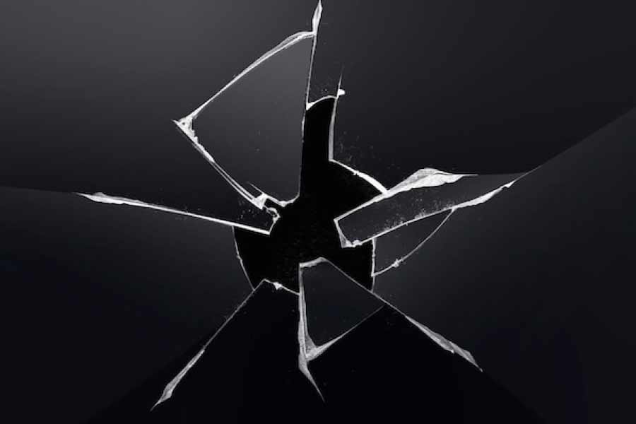 ১৯০৩ সালে এডওয়ার্ড বেনেডিক্টাস নামের এক রসায়নবিদ গবেষণাগারে কাজ করতে গিয়ে তাঁর হাত থেকে হঠাৎ করে কাচ মেঝেতে পড়ে যায়। তিনি ভাবেন, কাচটি ভেঙে চুরমার হয়ে গিয়েছে। কিন্তু তিনি দেখলেন, কাচের কোনও ভাঙা টুকরো মেঝেতে পড়ে নেই। কাচটি একেবারে আস্ত অবস্থাতেই রয়েছে।