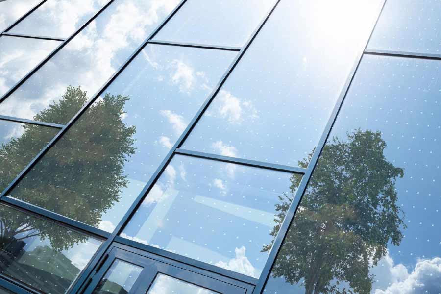 কাচের মধ্যে সামান্য ফাটল ধরেছে মাত্র। পড়ার ফলে কাচের আকারেও কোনও পরিবর্তন আসেনি। এর কারণ পরীক্ষা করতে গিয়ে তিনি আবিষ্কার করেন, কাচের মধ্যে ভুলবশত সেলুলোজ নাইট্রেট পড়ে যায়। সেই মিশ্রণের কারণেই কাচের এই বদল। এই ঘটনা থেকেই তিনি সেফটি গ্লাস আবিষ্কার করেন যা পড়ে গেলেও ভাঙবে না।