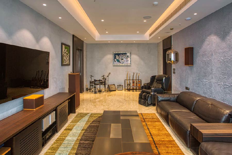 জানা গিয়েছে, মাধুরীর ফ্ল্যাটটি রয়েছে ৫৪ তলায়। বিলাসবহুল এই আবাসনে রয়েছে বহু সুযোগসুবিধা। 